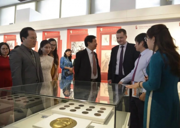 В Ханое открылась выставка «156 образов Владимира Ильича Ленина» при участии Ленинского мемориала