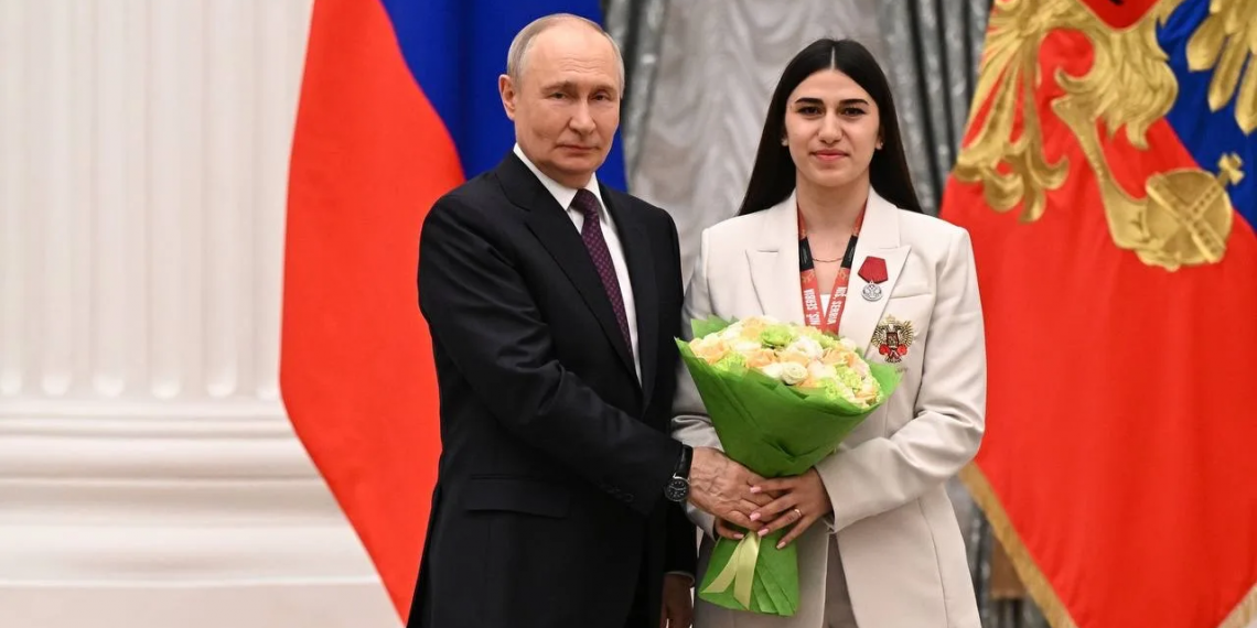 Путин приколол медаль на грудь чемпионке мира из Ульяновска