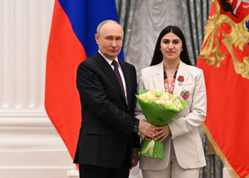 Путин приколол на грудь медаль чемпионке мира из Ульяновска