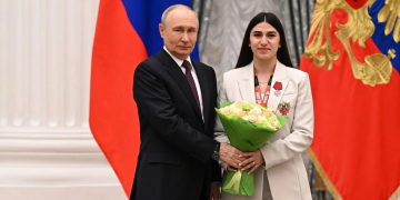 Путин приколол на грудь медаль чемпионке мира из Ульяновска