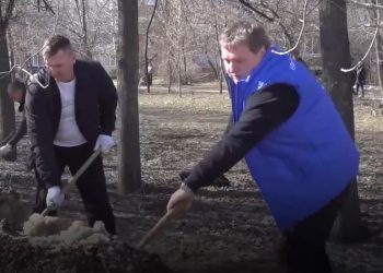 Мэру выдали лопату: В Ульяновске прошёл первый весенний субботник