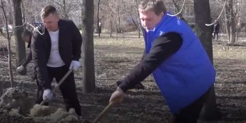 Мэру выдали лопату: В Ульяновске прошёл первый весенний субботник