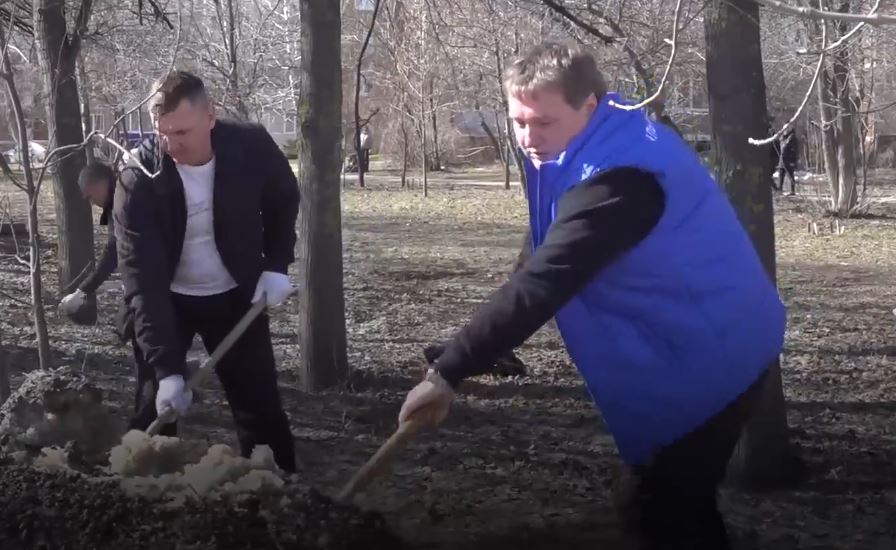 Мэру выдали лопату: В Ульяновске прошёл первый весенний субботник
