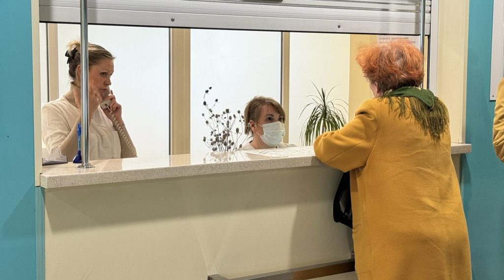 В ульяновской поликлинике администраторам выдали аудиобейджи для анализа речи и конфликтов