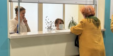 В ульяновской поликлинике администраторам выдали аудиобейджи для анализа речи и конфликтов