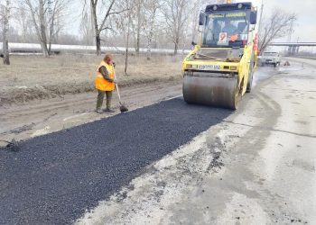 В Ульяновске круглосуточно латают дороги и моют ограждения