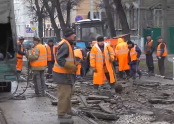 На Железной Дивизии меняют трамвайные пути: видео