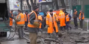 На Железной Дивизии меняют трамвайные пути: видео