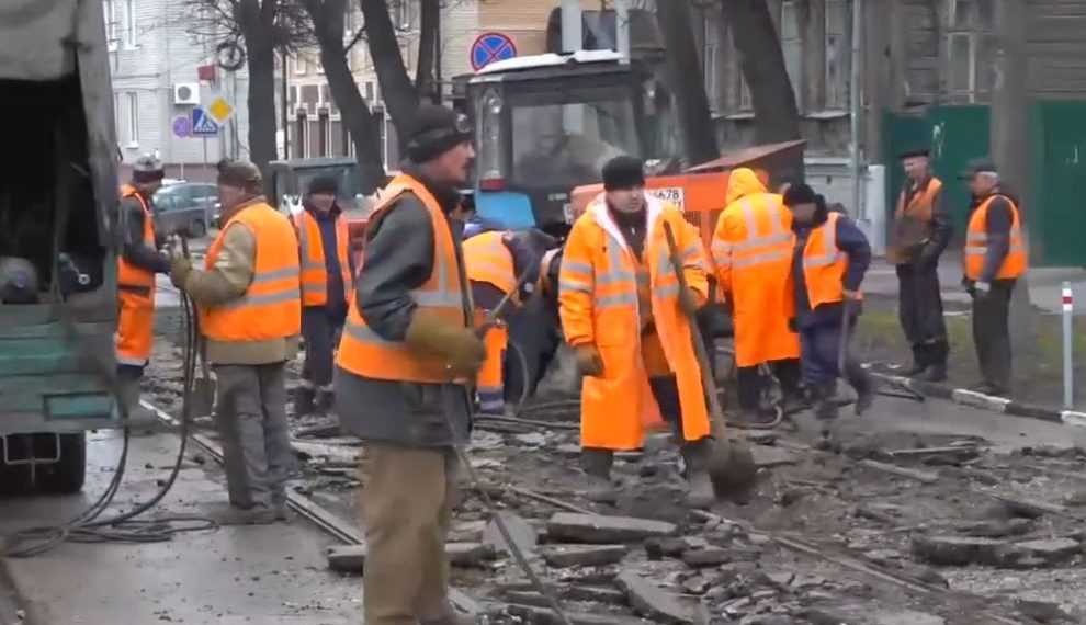 На Железной Дивизии меняют трамвайные пути: видео