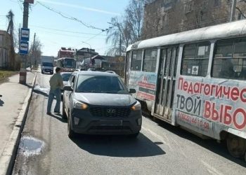 На севере Ульяновска автомобиль сбил ребёнка при высадке из трамвая