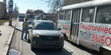 На севере Ульяновска автомобиль сбил ребёнка при высадке из трамвая