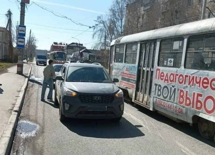 На севере Ульяновска автомобиль сбил ребёнка при высадке из трамвая
