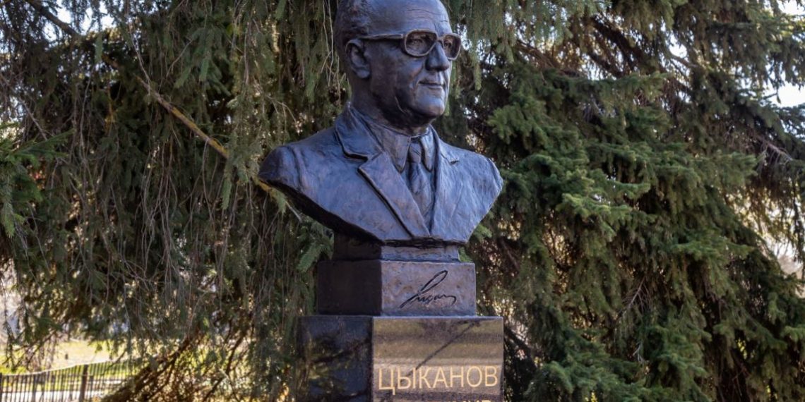 В Димитровграде открыли бюст выдающемуся учёному-атомщику Владимиру Цыканову