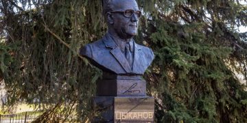 В Димитровграде открыли бюст выдающемуся учёному-атомщику Владимиру Цыканову