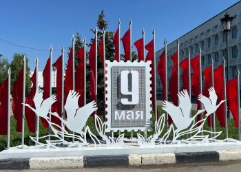 На Соборной площади и улице Гимова начали устанавливать праздничные МАФы к Дню Победы