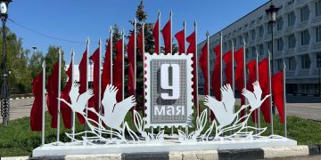 На Соборной площади и улице Гимова начали устанавливать праздничные МАФы к Дню Победы