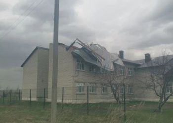 Ураганом сорвало крышу школы в Ульяновской области, детей перевели на дистант