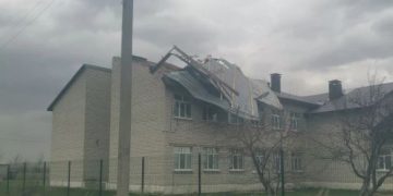 Ураганом сорвало крышу школы в Ульяновской области, детей перевели на дистант