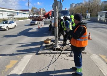 Сбитый легковушкой светофор восстанавливают на Пушкарёва в Ульяновске