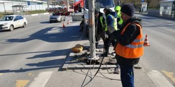 Сбитый легковушкой светофор восстанавливают на Пушкарёва в Ульяновске