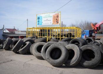 Болдакин заметил горы покрышек на Олимпийском и поручил вывозить их быстрее вместе