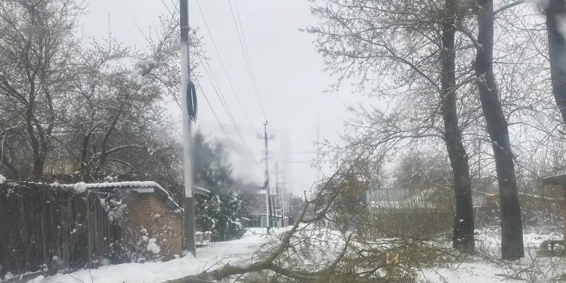 Снежный удар: Четыре бригады борются с последствиями непогоды в Ульяновской области