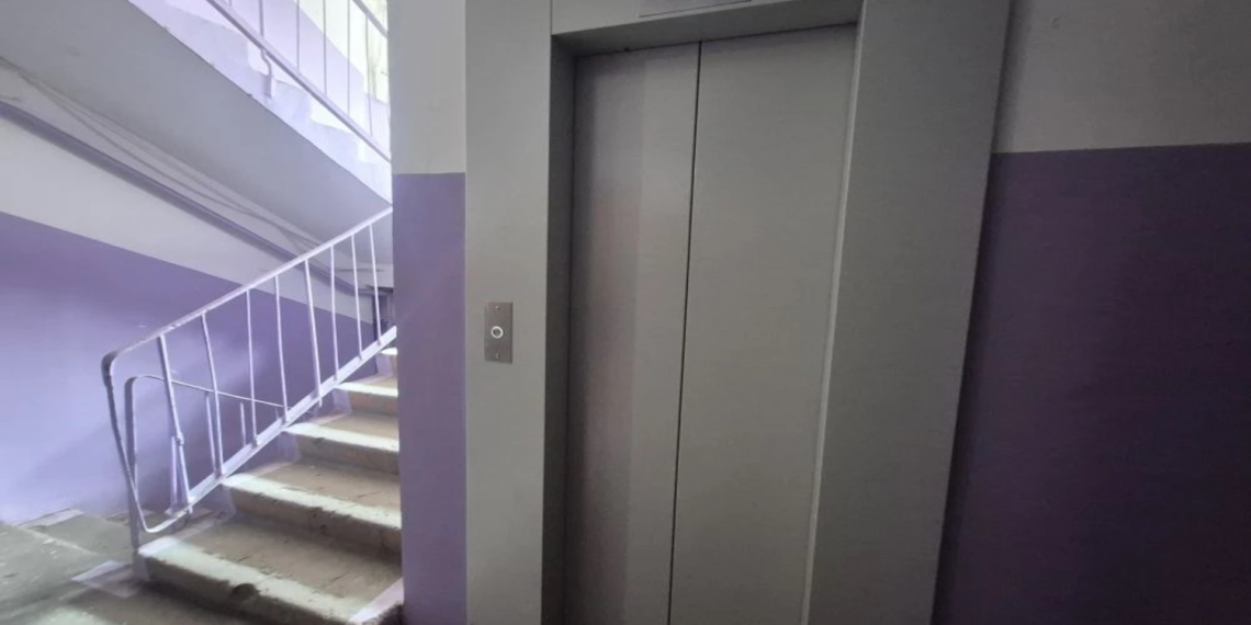 «Ездят плавно и тихо»: спустя 42 года в ульяновской многоэтажке заменили лифты