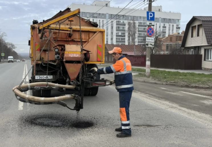 В Ульяновске стартовал струйно-инъекционный ремонт дорог