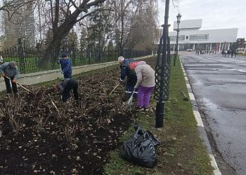 На эспланаде в Ульяновске начали разокучивать розы после зимы