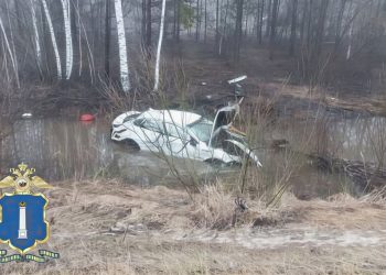 Kia Optima улетела в кювет с трассы в Майнском районе