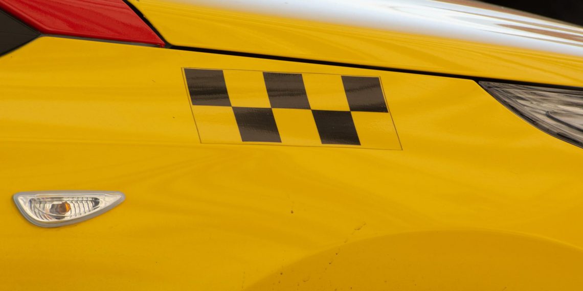 Водителя такси избили бутылкой по голове и ногами в Железнодорожном районе Ульяновска