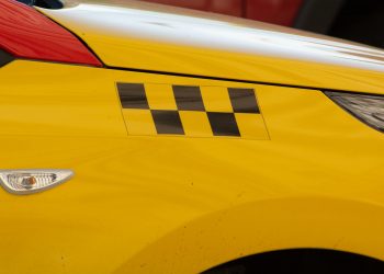 Водителя такси избили бутылкой по голове и ногами в Железнодорожном районе Ульяновска