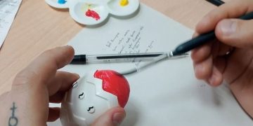 В наркобольнице Ульяновска пациенты прошли арт-терапию с гипсовыми яйцами