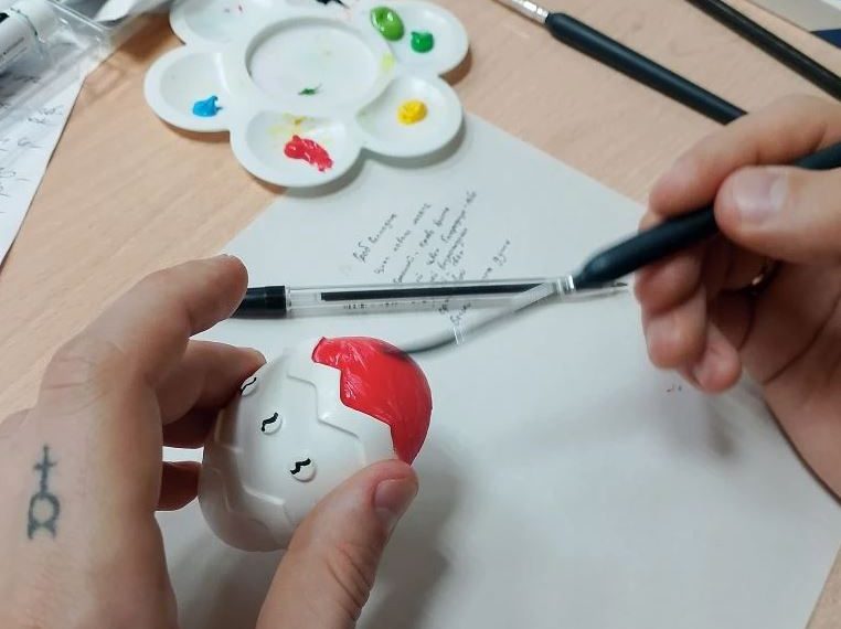 В наркобольнице Ульяновска пациенты прошли арт-терапию с гипсовыми яйцами