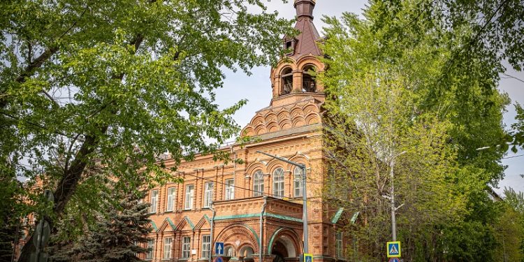 Кресты и купол вернулись на колокольню Симбирского духовного училища
