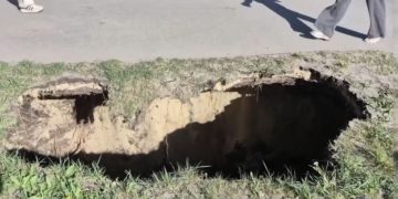 Новый обвал грунта случился в Киндяковке: на проспекте Гая образовалась огромная яма