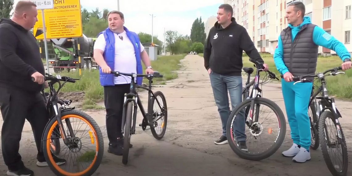 Мэр Болдакин проехался на велосипеде по косякам Заволжского района Ульяновска