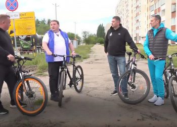 Мэр Болдакин проехался на велосипеде по косякам Заволжского района Ульяновска