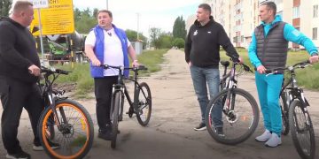 Мэр Болдакин проехался на велосипеде по косякам Заволжского района Ульяновска