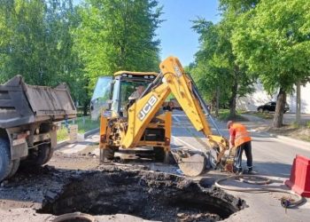 В Киндяковке из-за обвала грунта автомобиль наехал на камеру колодца