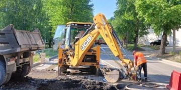 В Киндяковке из-за обвала грунта автомобиль наехал на камеру колодца