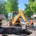 На Локомотивной устраняют повреждение канализационного коллектора