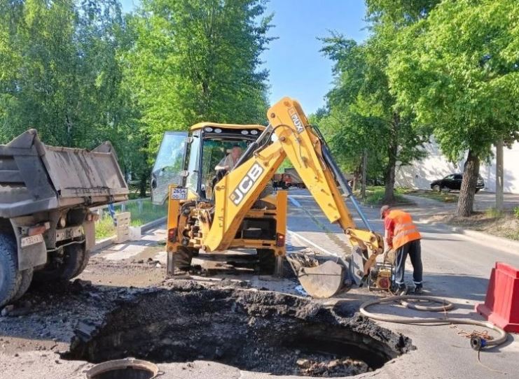 На Локомотивной устраняют повреждение канализационного коллектора