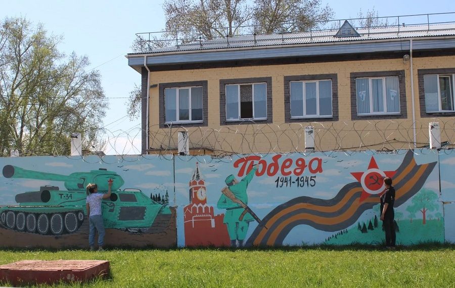 В ульяновской колонии осуждённые расписали стену у памятника павшим героям