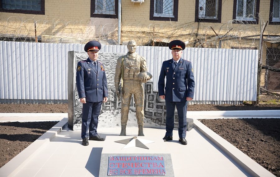 В димитровградской тюрьме открыли памятник Защитнику Отечества всех времён