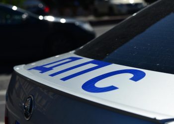 13-летняя девочка на мопеде врезалась в стоящую «Мазду» в селе Луговое