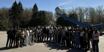 Индийские студенты помогли прибраться в ульяновском парке «Семья»