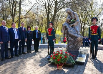 На Воскресенском некрополе в Ульяновске почтили память умерших от ран бойцов