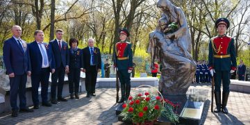 На Воскресенском некрополе в Ульяновске почтили память умерших от ран бойцов