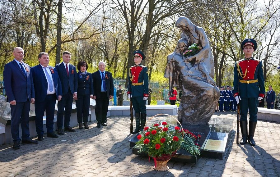 На Воскресенском некрополе в Ульяновске почтили память умерших от ран бойцов